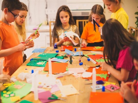 kids making craft